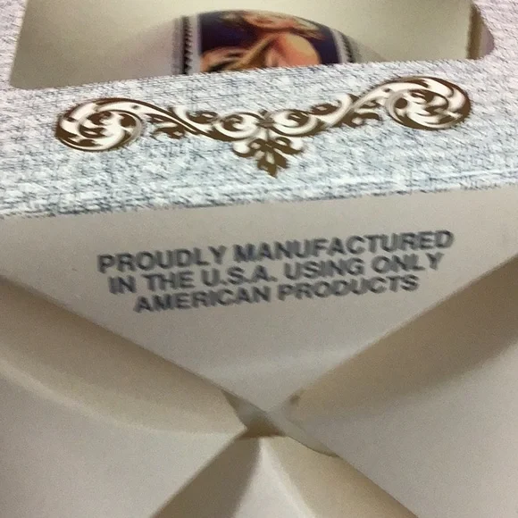 MARILYN MONROE CLASSIC COLLECTORS SERIES GLASS ORNAMENT - Picture 7 of 10